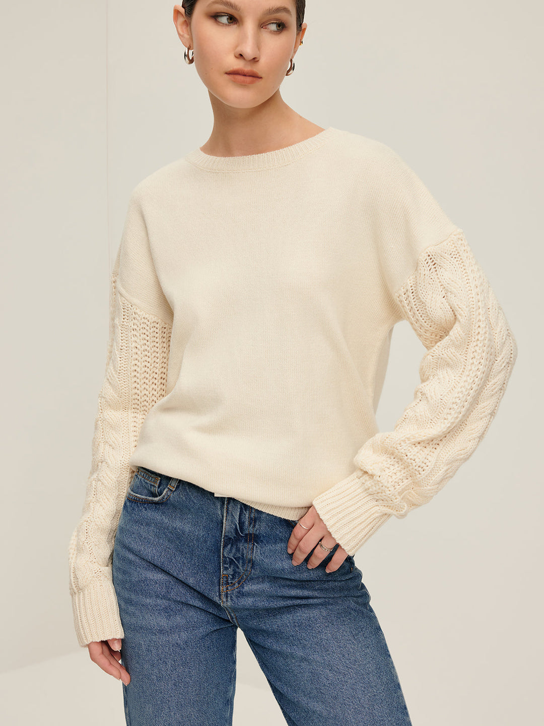 Drune | Strickpullover mit Kabelstrickärmeln Lockere Passform und Moderne Details Bequem und Zeitlos