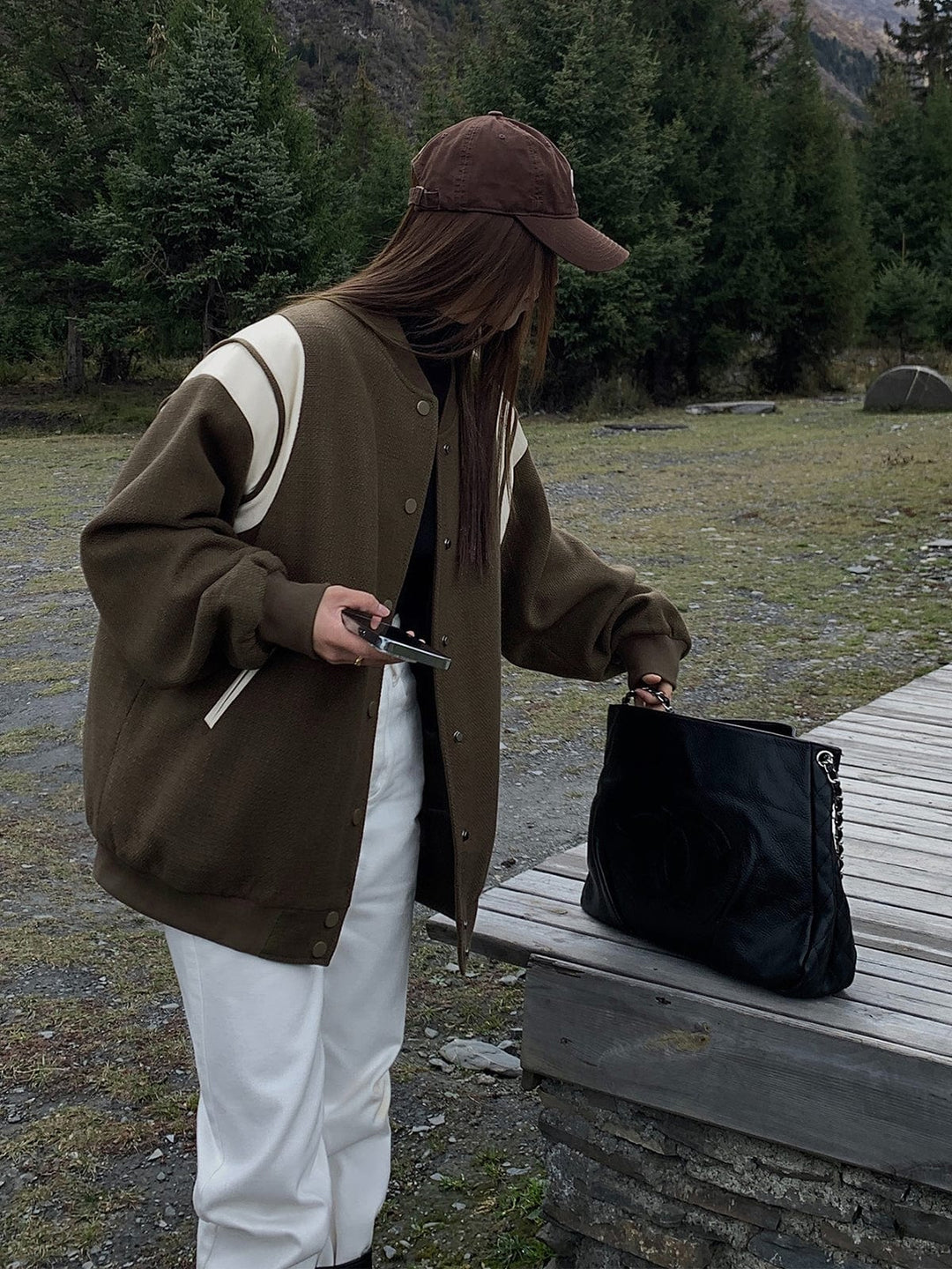 Drune | Lässige Varsity Jacke Im Retro Stil mit Gestreiften Ärmeldetails und Gerippten Bündchen