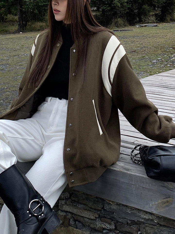 Drune | Lässige Varsity Jacke Im Retro Stil mit Gestreiften Ärmeldetails und Gerippten Bündchen