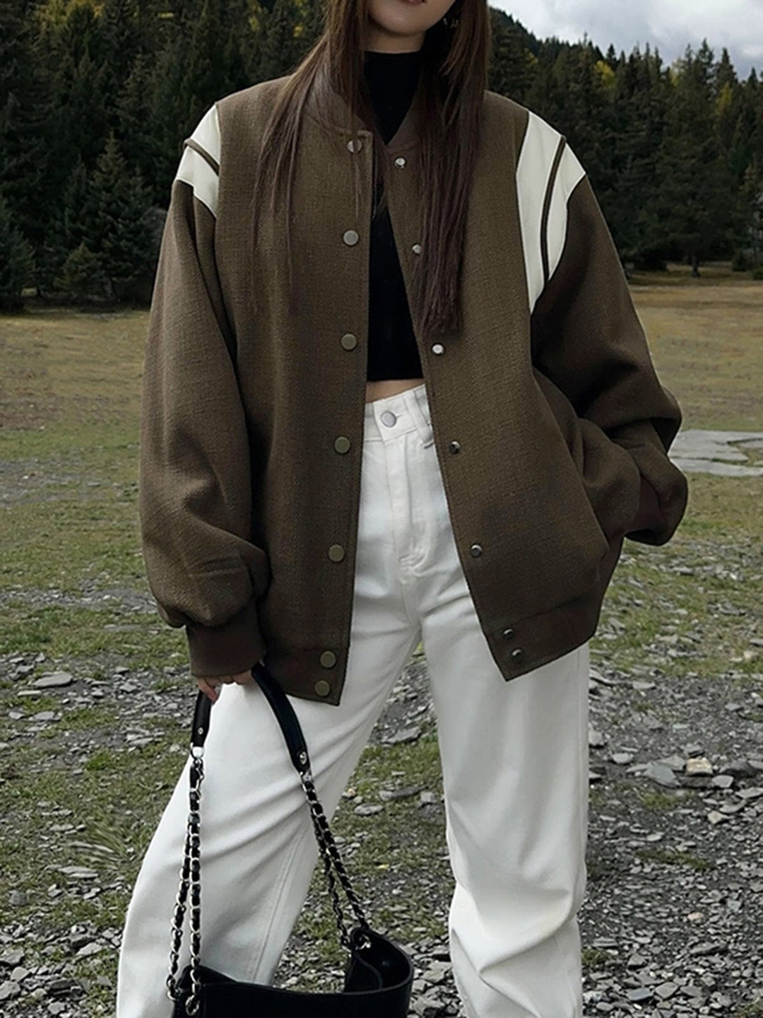 Drune | Lässige Varsity Jacke Im Retro Stil mit Gestreiften Ärmeldetails und Gerippten Bündchen