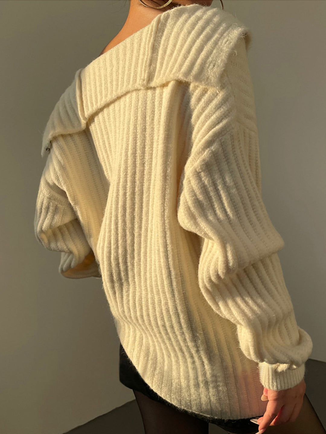 Drune | Off-shoulder Cardigan mit Perlenknöpfen Ribstrick Elegant und Lässig