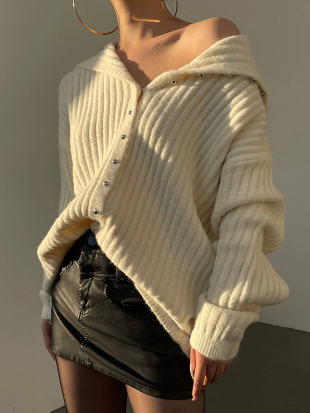 Drune | Off-shoulder Cardigan mit Perlenknöpfen Ribstrick Elegant und Lässig