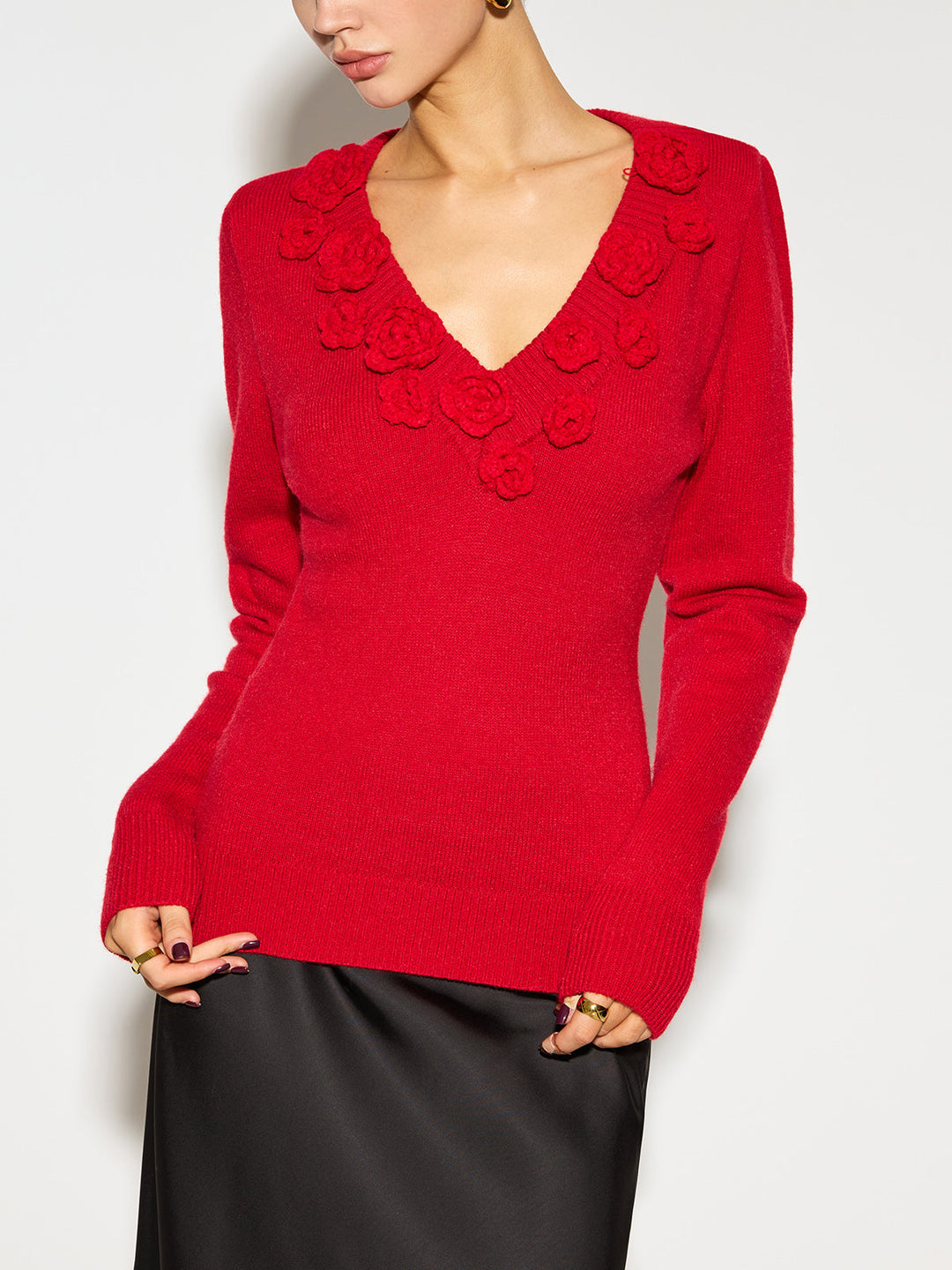 Drune | Strickbluse mit Blumen-details V-ausschnitt und Feminine Passform Elegant und Sophisticated