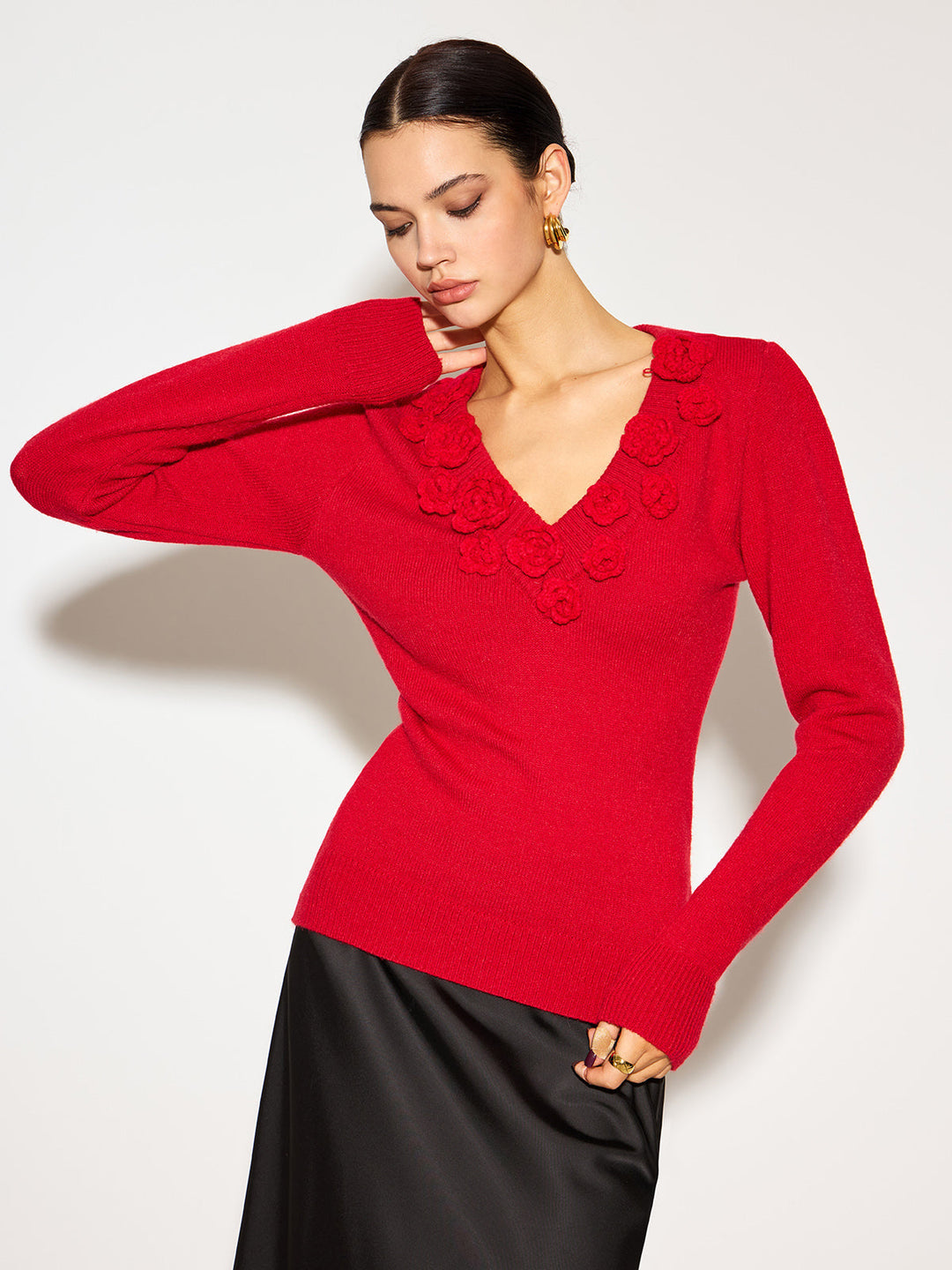 Drune | Strickbluse mit Blumen-details V-ausschnitt und Feminine Passform Elegant und Sophisticated