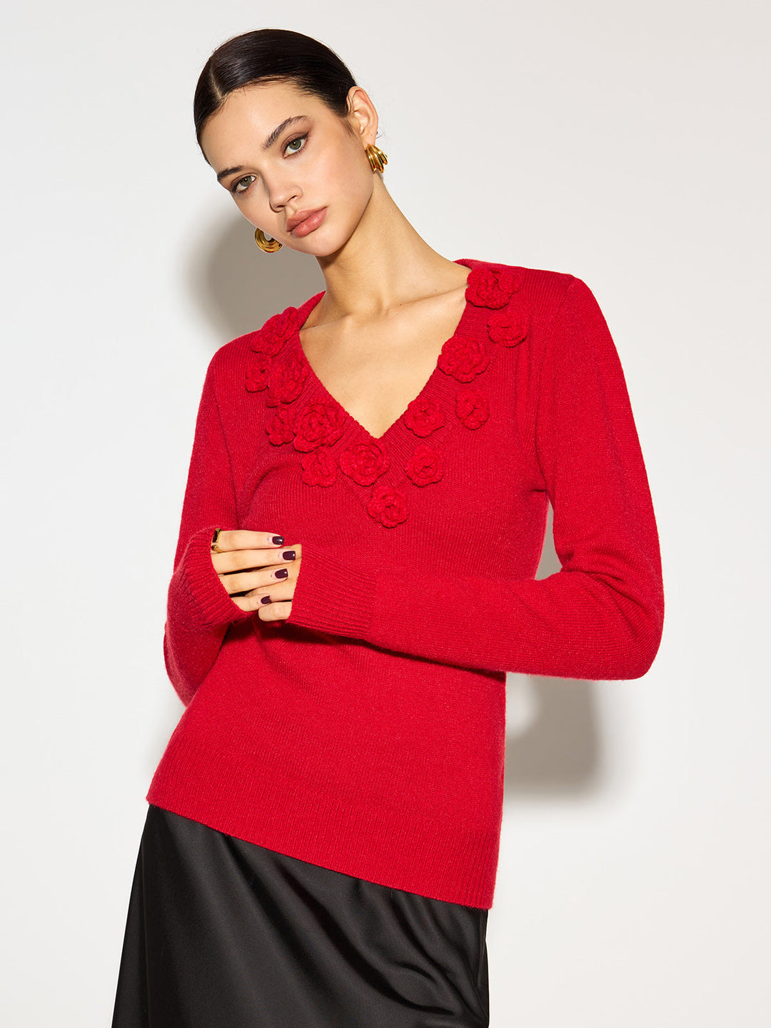 Drune | Strickbluse mit Blumen-details V-ausschnitt und Feminine Passform Elegant und Sophisticated