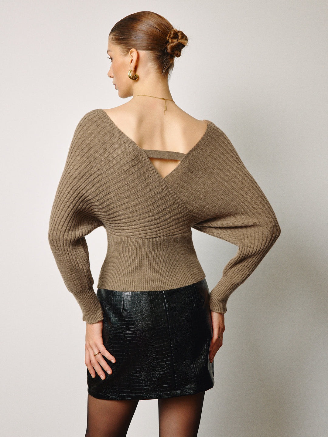 Drune | Rippenstrick Bluse V-ausschnitt und Wickeldesign Elegant und Feminin