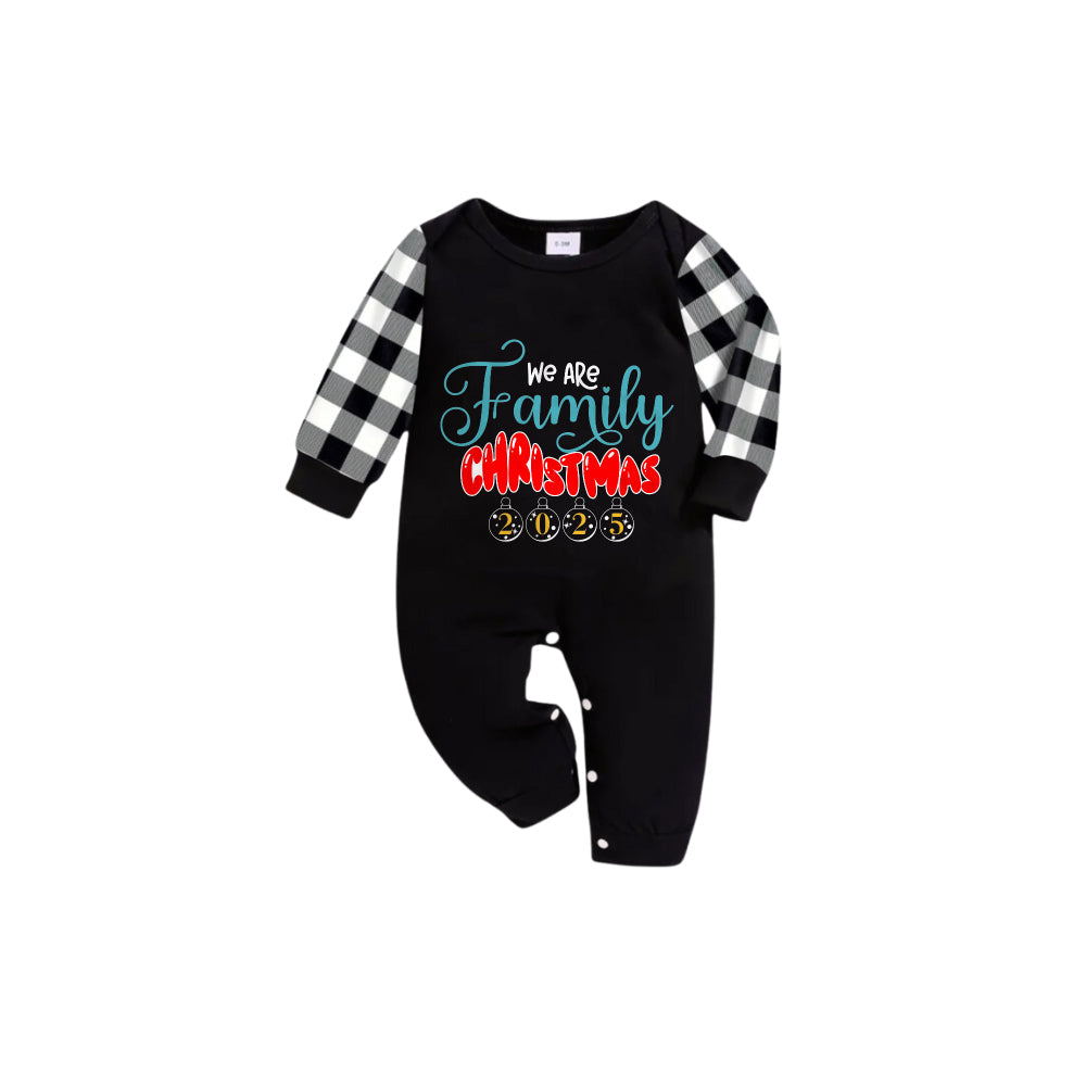 Drune | Schwarz-weiß karierte Kurzarm-Weihnachtsschlafanzugset mit We are Family festlichem Schriftzug-Druck