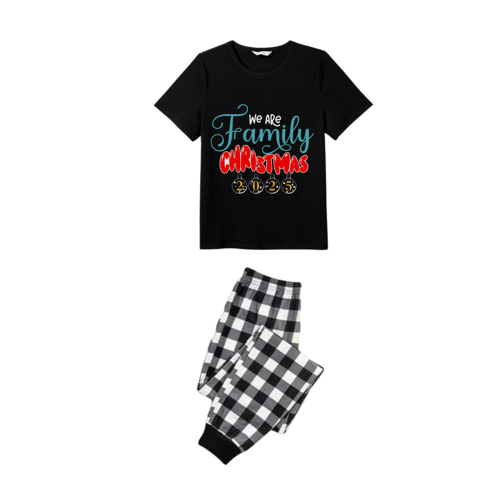 Drune | Schwarz-weiß karierte Kurzarm-Weihnachtsschlafanzugset mit We are Family festlichem Schriftzug-Druck