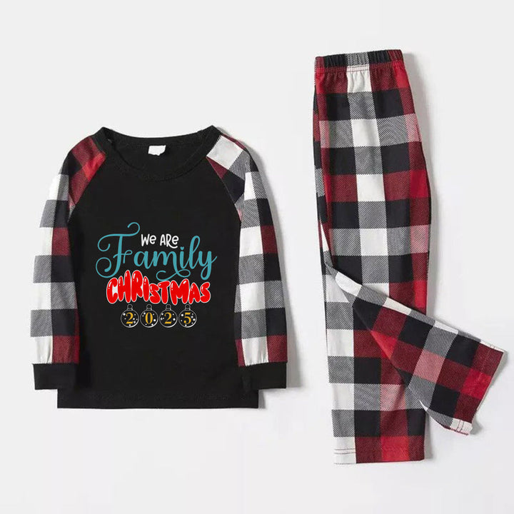 Drune | Weihnachtsfamilien-Matching-Pyjamas - Rotes und graues karierter Pjs-Set mit "Wir sind Familie Weihnachten" Druck