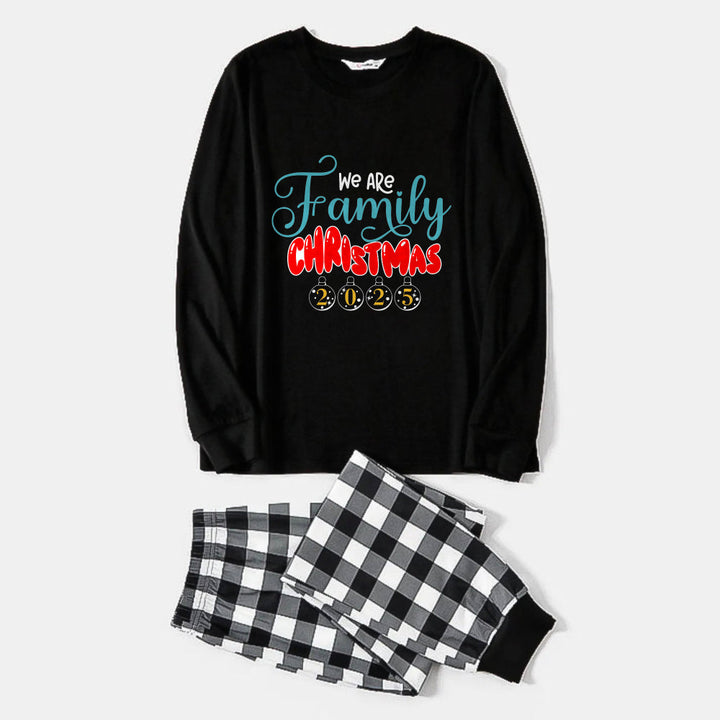 Drune | Schwarzes und Weißes Karomuster Weihnachts-Pyjama-Set Mit "Wir Sind Eine Familie Weihnachten 2025" Bunter Druck