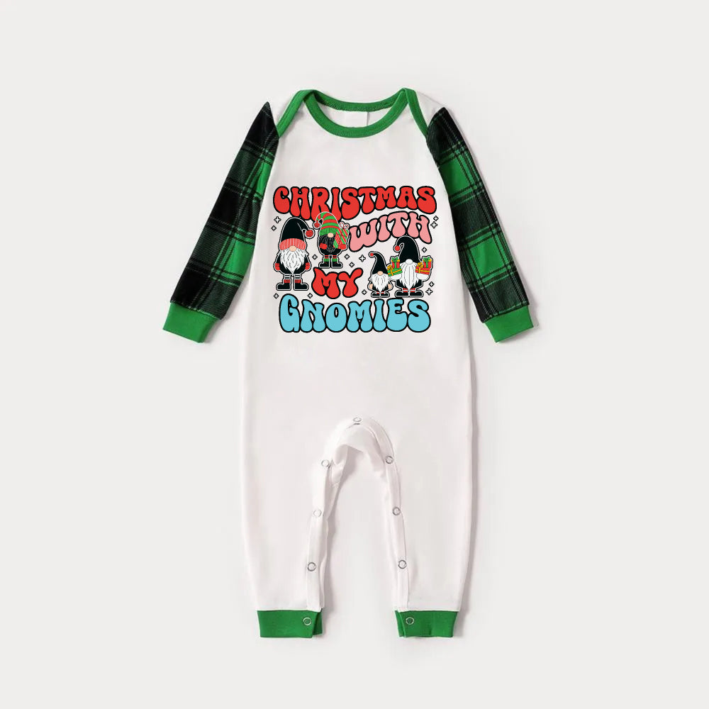 Drune | Grünes Raglan-Top Grünes Karierte Weihnachts-Pyjama-Set mit "WEIHNACHTEN MIT MEINEN GNOMEN" Druck