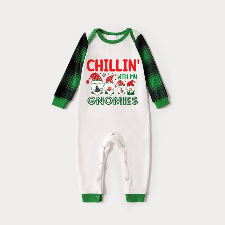 Drune | Grünes Raglan-Oberteil Grünes Karomuster Weihnachts-Schlafanzug-Set mit Weihnachts-Zwerge und "CHILLIN' WITH MY GNOMIES" Druck