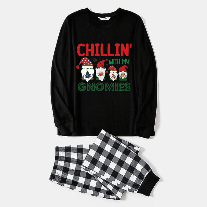 Drune | Schwarz-Weiße Karo-Weihnachtspyjama-Set Mit "Chillin With My Gnomies" Buntem Print