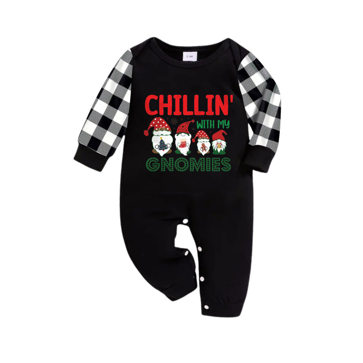 Drune | Schwarz-Weiße Karo-Weihnachtspyjama-Set Mit "Chillin With My Gnomies" Buntem Print