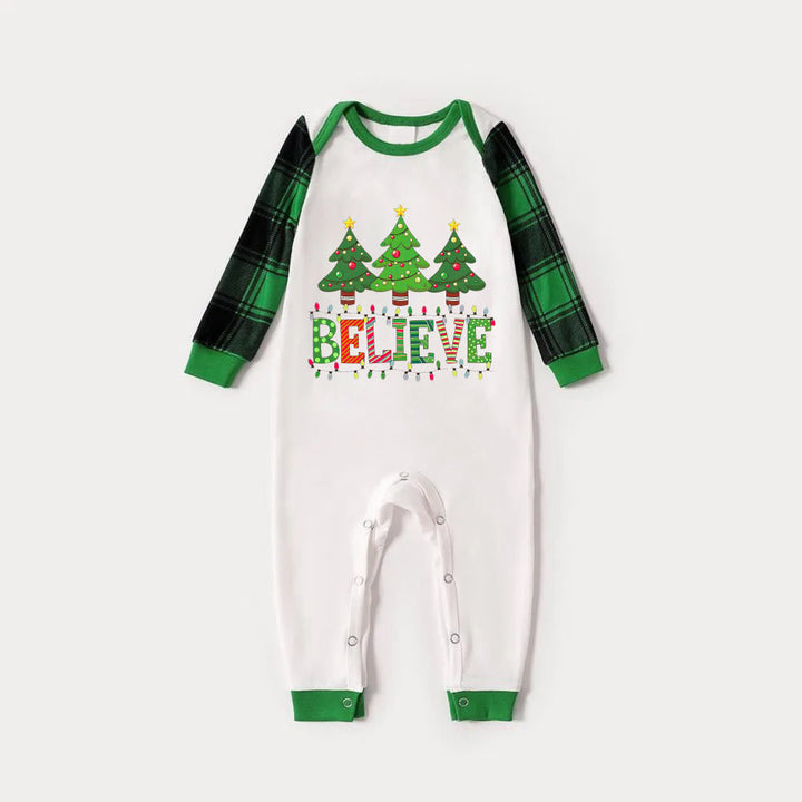Drune | Grünes Raglan-Top Grünes Karomuster Weihnachts-Pyjama-Set mit "GLAUBEN" und Weihnachtsbaum-Druck