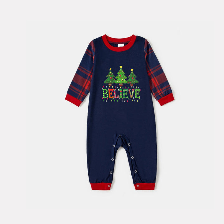 Drune | Weihnachtsfamilien passende Pyjamas - Marineblau & Rot kariertes Pj-Set mit Weihnachtsbaum und "Glauben" Textdruck