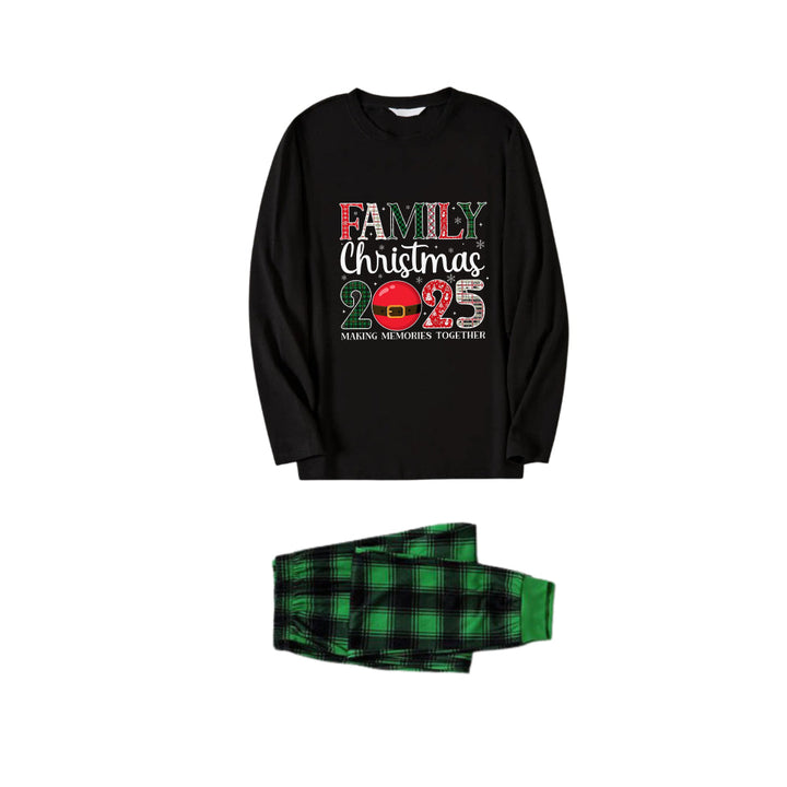 Drune | Weihnachts-Familien-Pyjamas im Partnerlook - Schwarzes Oberteil und grüne karierte Hose Pjs Set mit "Familienweihnacht 2025" Druck
