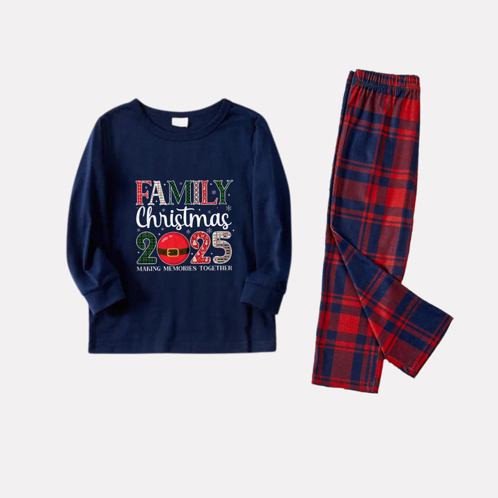 Drune | Weihnachtsfamilien-Set passende Pyjamas - Navy & Rote Karierte Pjs mit "Familienweihnachten 2025" künstlerischem Schriftzug