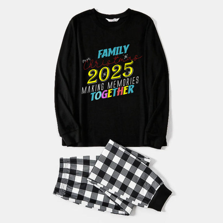 Drune | Schwarz-weiß kariertes Weihnachts-Pyjama-Set mit buntem Textdruck "Familien-Weihnachten 2025 gemeinsam Erinnerungen schaffen"