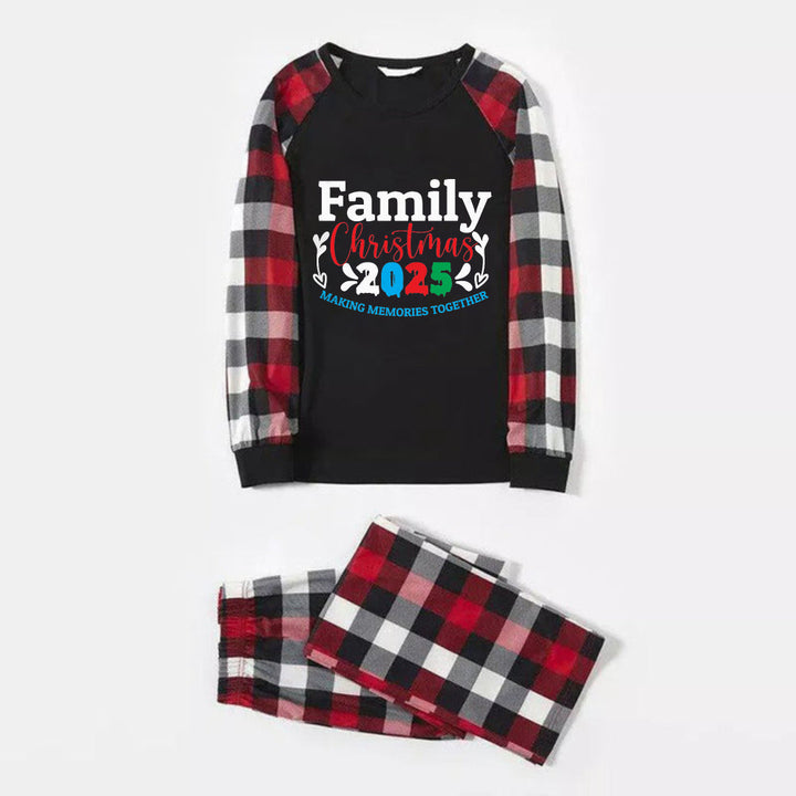 Drune | Weihnachtsfamilien-Pyjama - Rote und graue karierte Pjs mit "Familienweihnachten 2025" Druck