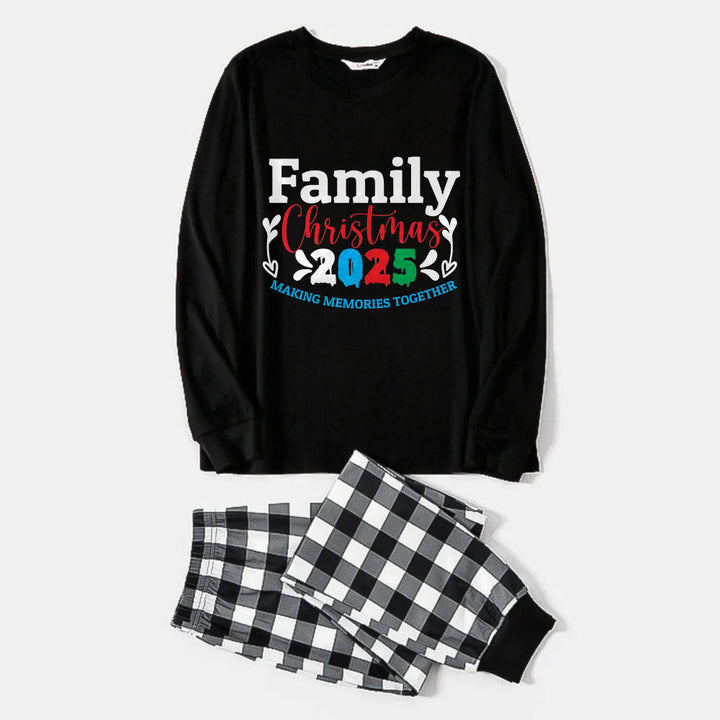 Drune | Schwarz-weißer kariert Weihnachts-Pyjama Set mit buntem Druck "Familienweihnachten 2025"