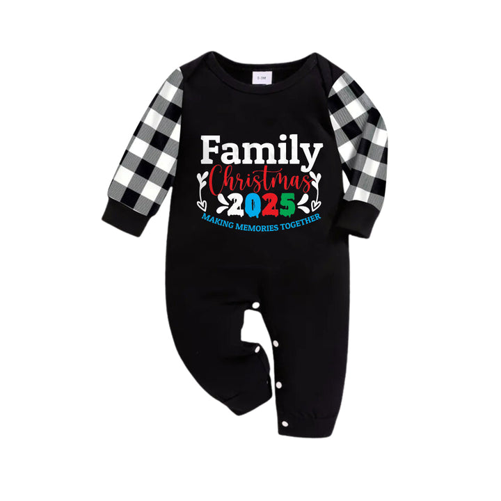 Drune | Schwarz-weißer kariert Weihnachts-Pyjama Set mit buntem Druck "Familienweihnachten 2025"