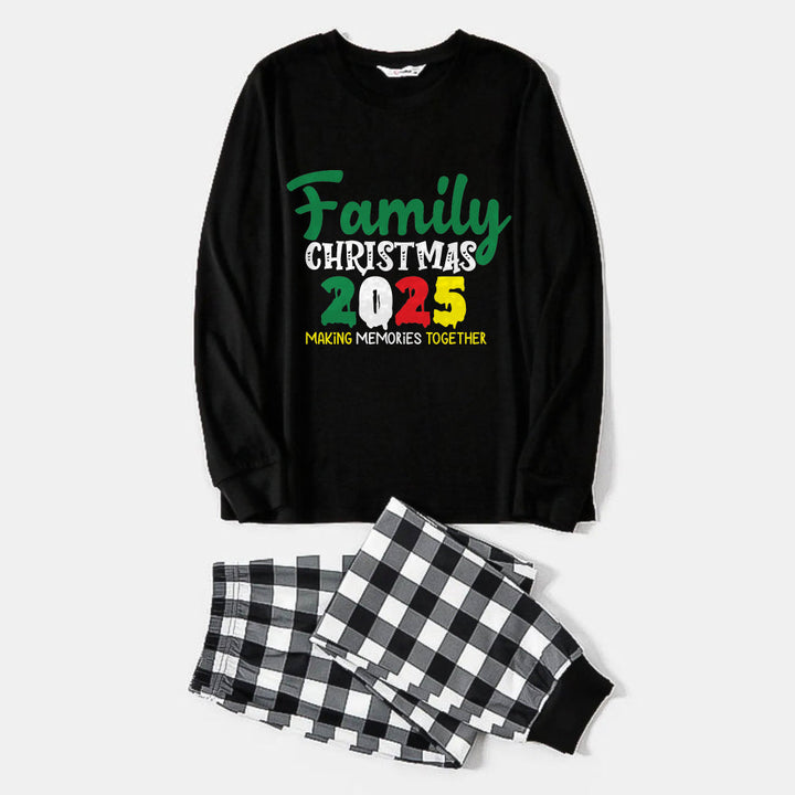 Drune | Schwarz-weißes karierter Weihnachts-Pyjama-Set mit "Familien-Weihnachten 2025 Erinnerungen gemeinsam schaffen" festlichem bunten Textdruck