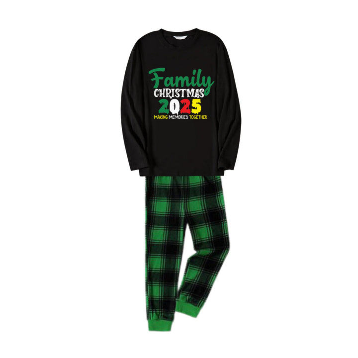 Drune | Weihnachtsfamilie passende Pyjamas - Schwarzes Oberteil und grüne karierten Hosen Pjs Set mit "Familienweihnachten 2025" Slogan Druck