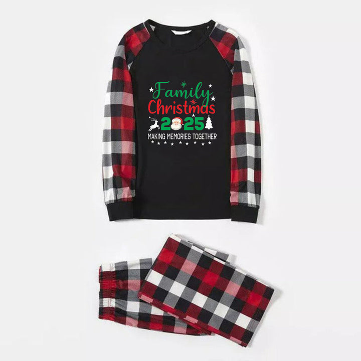 Drune | Weihnachts-Familien-Pyjama-Set in Rot und Grau kariert mit "Familien-Weihnachten 2025" und Santa-Muster farbenfrohem Druck