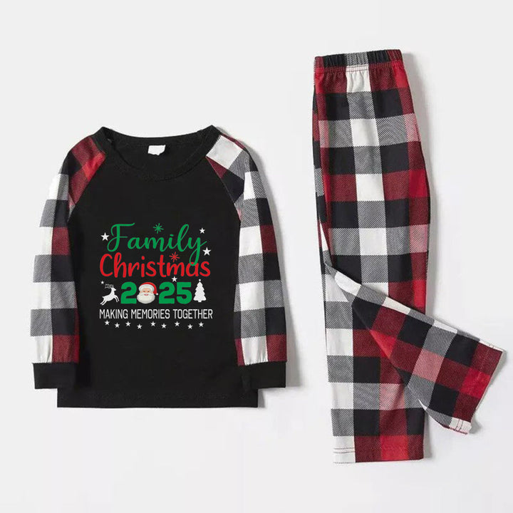 Drune | Weihnachts-Familien-Pyjama-Set in Rot und Grau kariert mit "Familien-Weihnachten 2025" und Santa-Muster farbenfrohem Druck