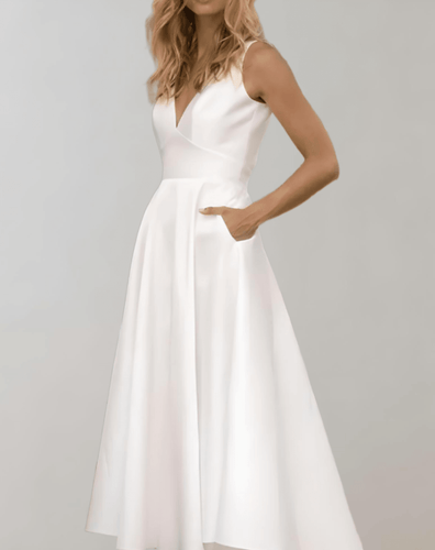 Drune | Weißes Minimalistisches Brautkleid Mit Tiefem V-Ausschnitt Und Taschen