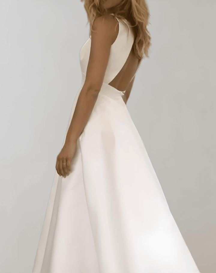 Drune | Weißes Minimalistisches Brautkleid Mit Tiefem V-Ausschnitt Und Taschen