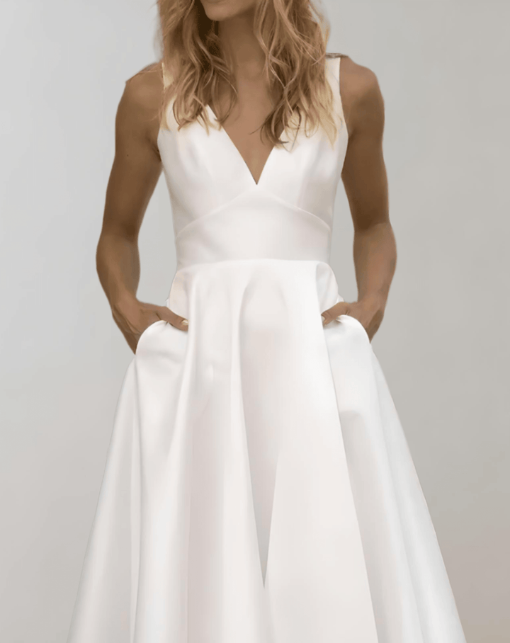 Drune | Weißes Minimalistisches Brautkleid Mit Tiefem V-Ausschnitt Und Taschen