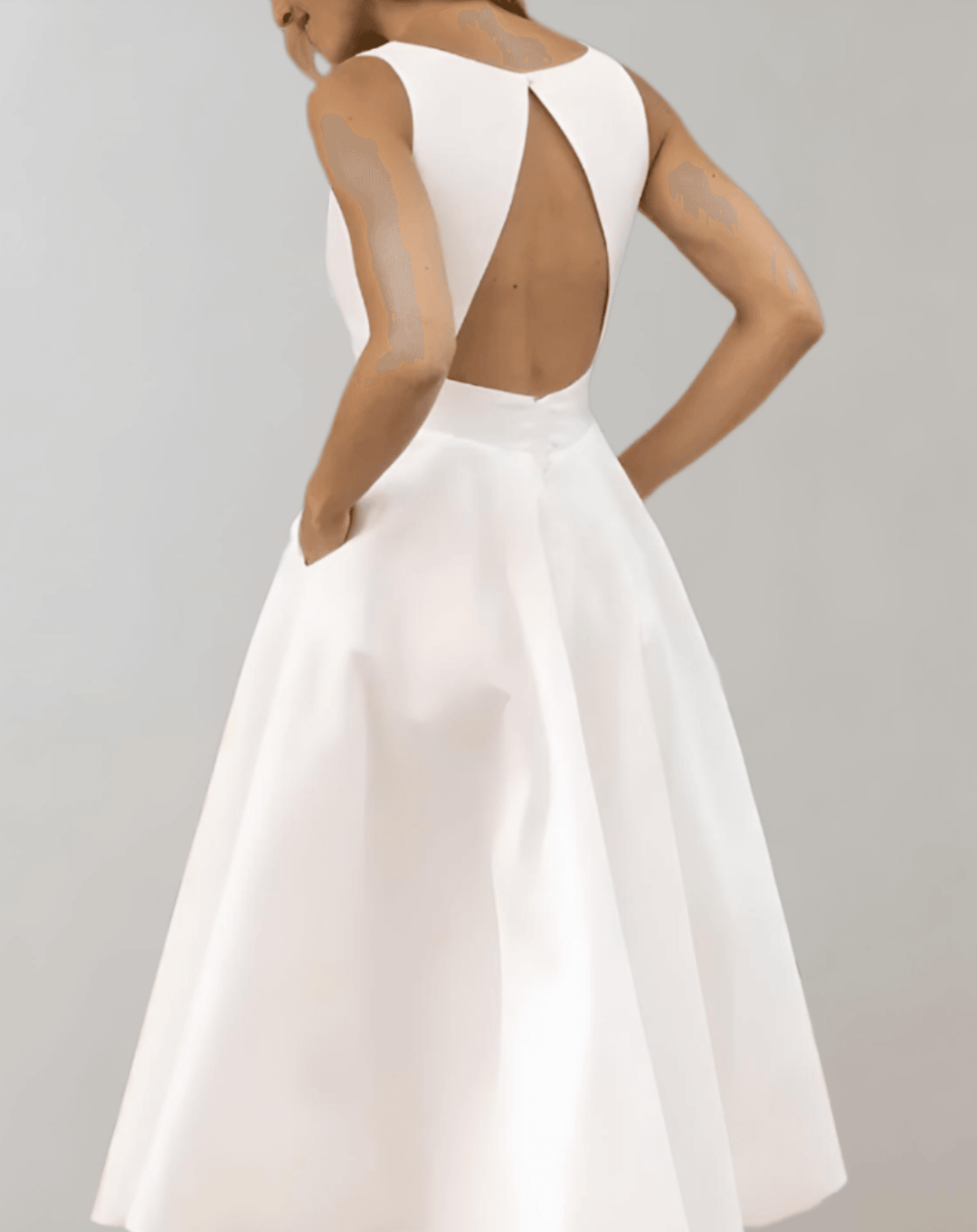 Drune | Weißes Minimalistisches Brautkleid Mit Tiefem V-Ausschnitt Und Taschen