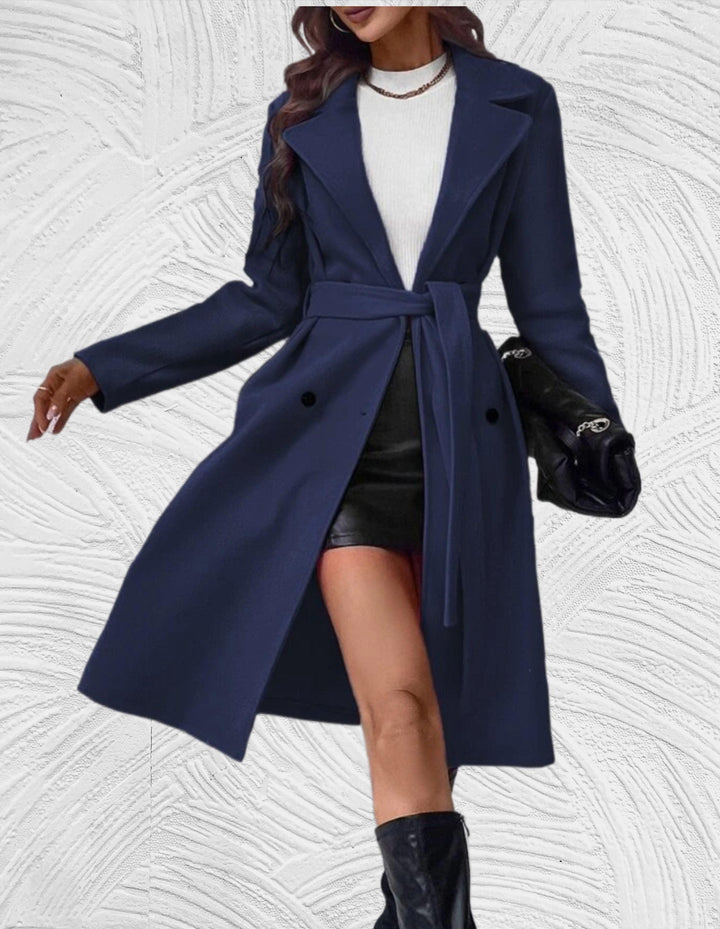 Drune | Lange und Oversized Jacke mit Knopfverschluss, Brusttaschen und Bindegürtel
