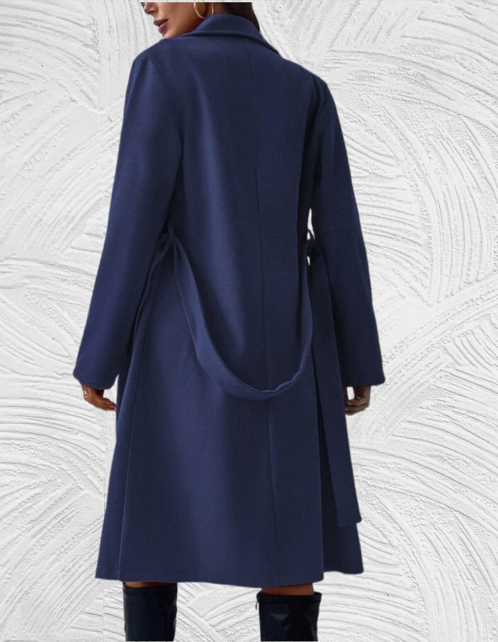 Drune | Lange und Oversized Jacke mit Knopfverschluss, Brusttaschen und Bindegürtel