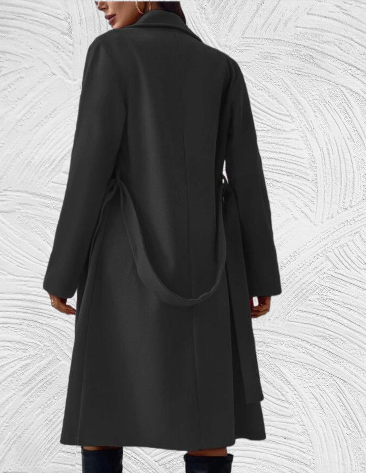 Drune | Lange und Oversized Jacke mit Knopfverschluss, Brusttaschen und Bindegürtel