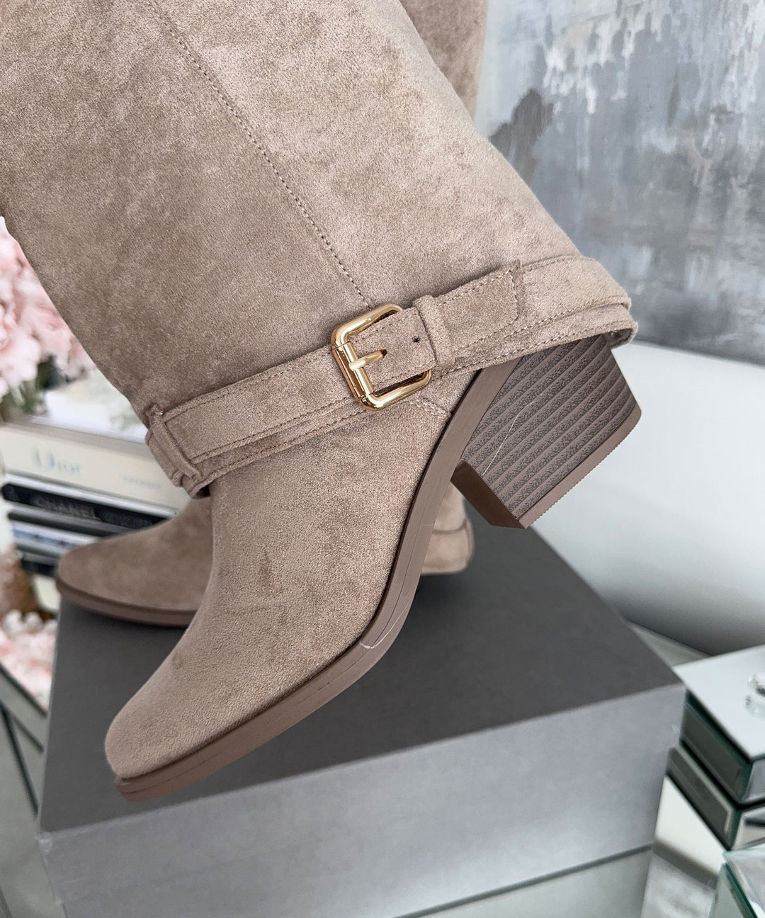 Drune | Beige Knielange Stiefel für Damen - Stilvolles und Bequemes Design für Freizeit- oder formelle Kleidung