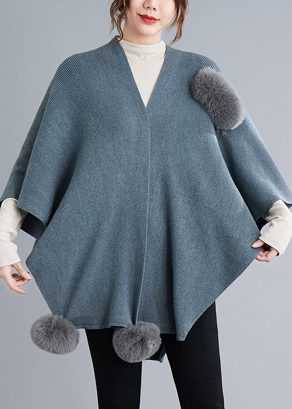 Drune | Graues Patchwork Strick-Cape Mantel Mit Flauschbommel Asymmetrisch