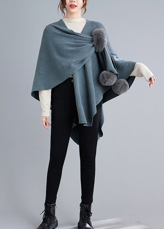 Drune | Graues Patchwork Strick-Cape Mantel Mit Flauschbommel Asymmetrisch