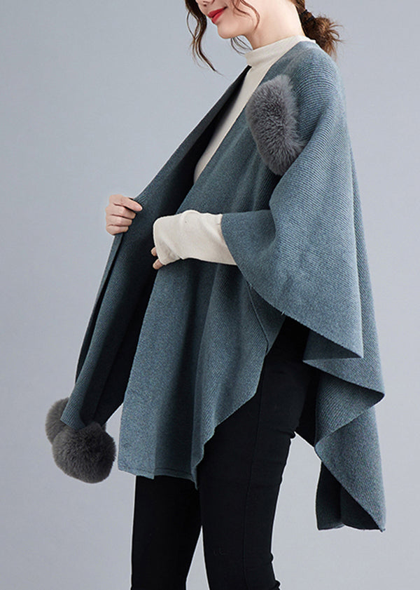 Drune | Graues Patchwork Strick-Cape Mantel Mit Flauschbommel Asymmetrisch