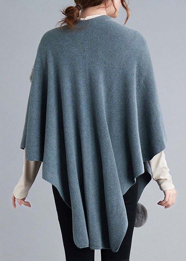 Drune | Graues Patchwork Strick-Cape Mantel Mit Flauschbommel Asymmetrisch