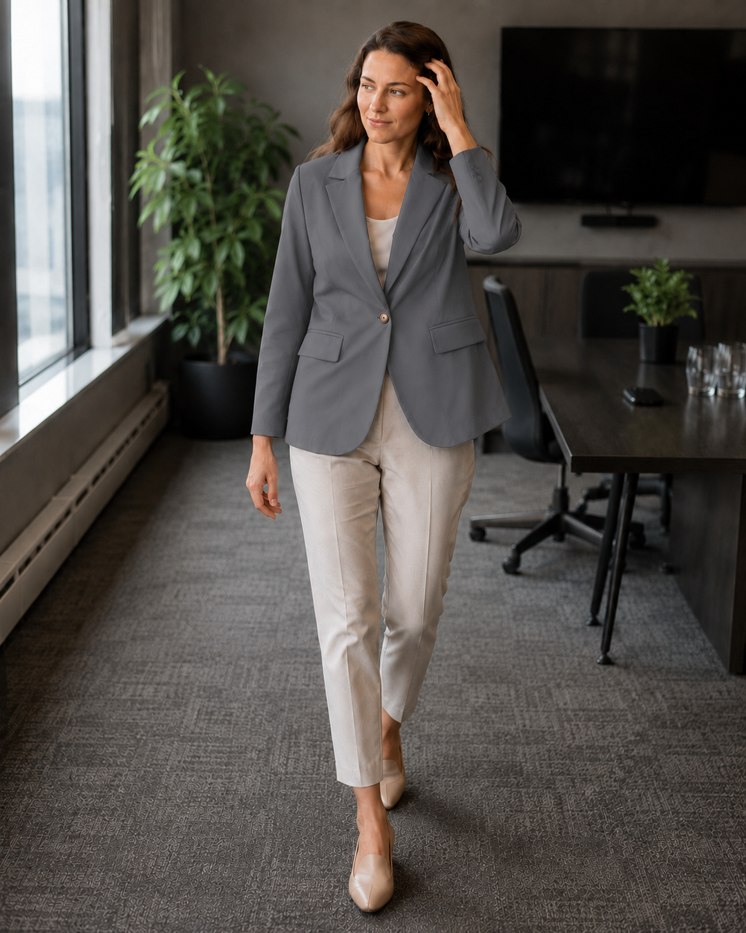 Damen modernes Blazer-Outfit mit elegantem Schnitt und klassischen Details Drune
