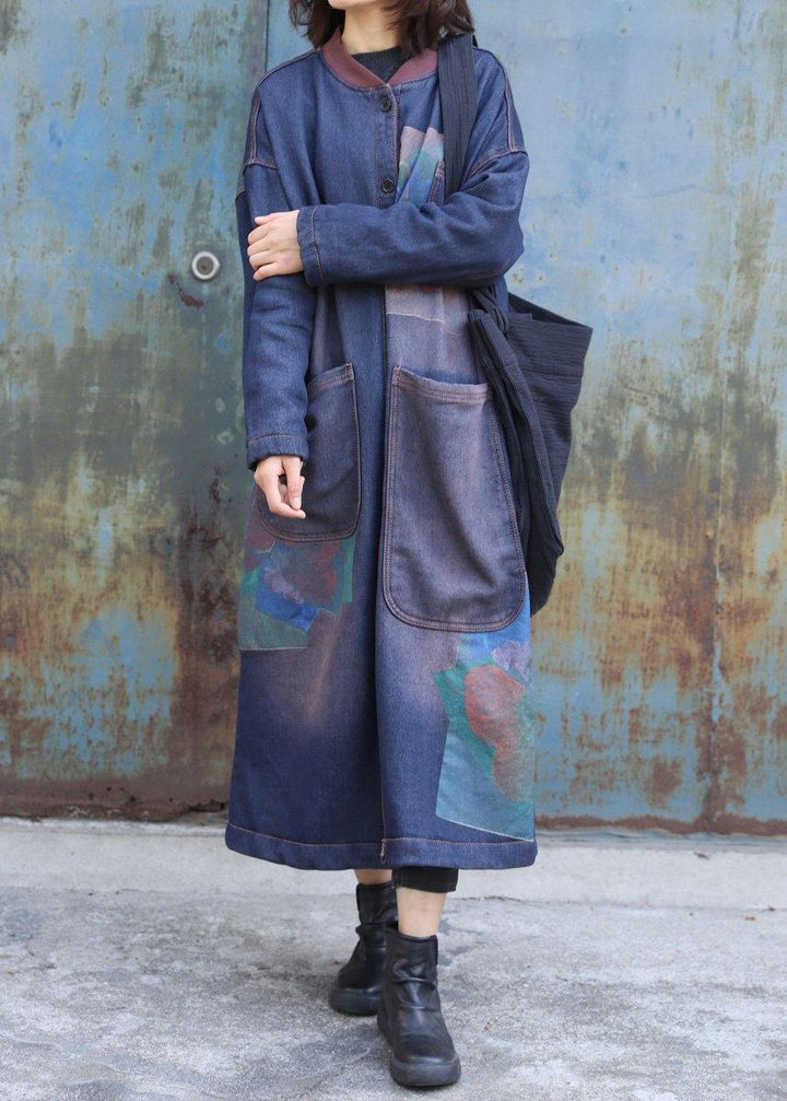 Drune | blaue Drucke Fashion-Trenchcoat Inspiration zwei große Taschen dicke Mäntel