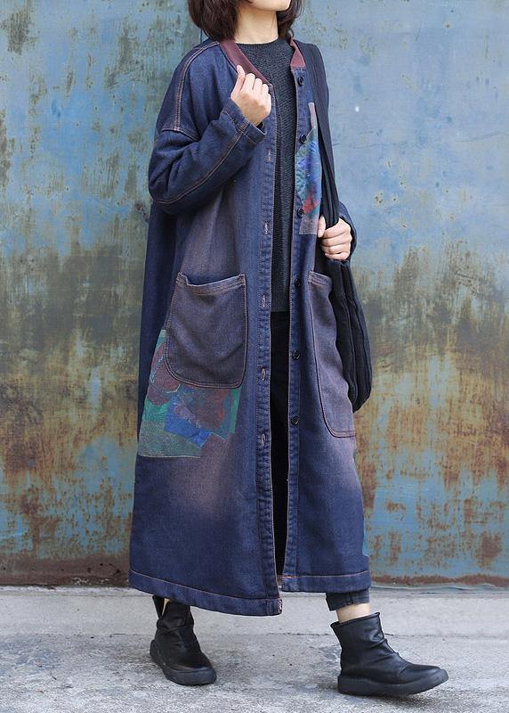 Drune | blaue Drucke Fashion-Trenchcoat Inspiration zwei große Taschen dicke Mäntel