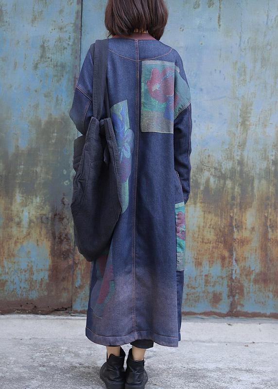 Drune | blaue Drucke Fashion-Trenchcoat Inspiration zwei große Taschen dicke Mäntel