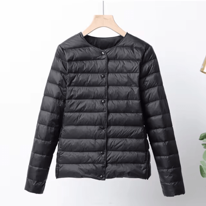Drune | Kragenlose Slim Fit Daunenjacke mit Steppung