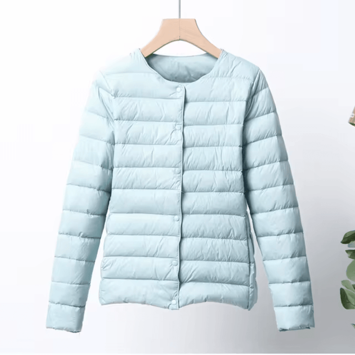 Drune | Kragenlose Slim Fit Daunenjacke mit Steppung