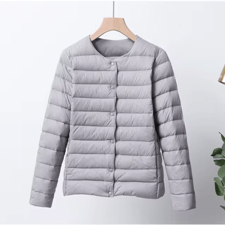 Drune | Kragenlose Slim Fit Daunenjacke mit Steppung