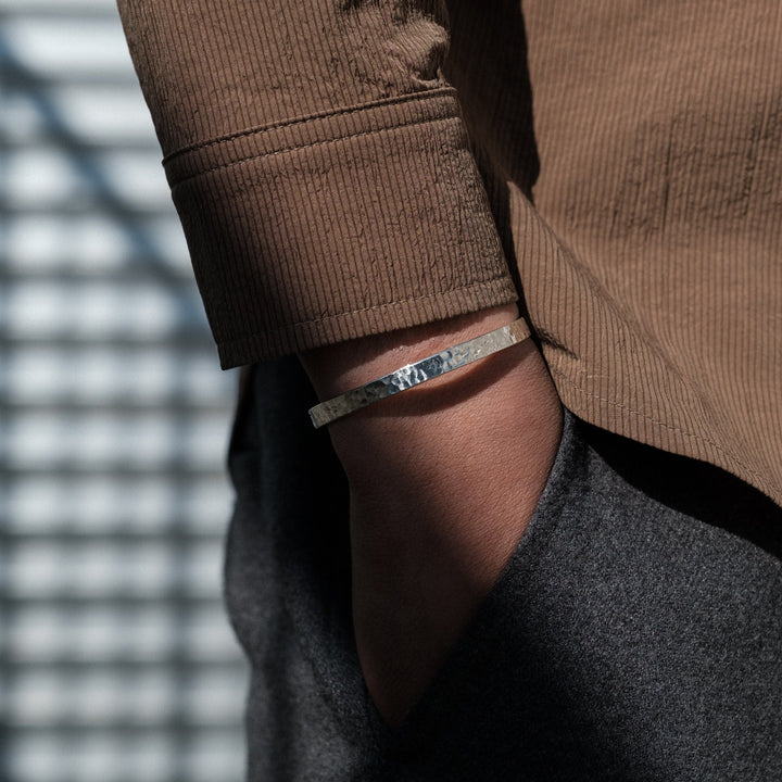 Drune | Schlankes Silberarmband Mit Gehämmertem Muster Für Herren